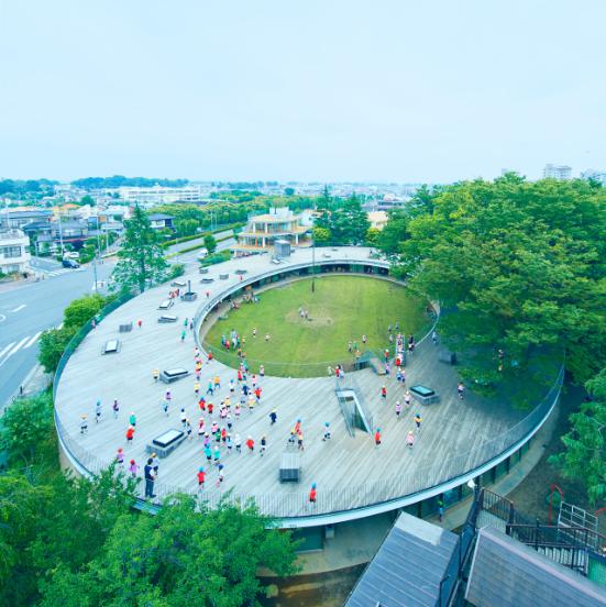 極簡設計的幼兒園成為孩子釋放天性的樂園